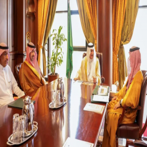 أمير تبوك يستقبل رئيس لجنة جائزة سموه للتفوق العلمي والتميز