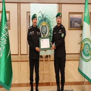 رئيس الحرس الملكي يتسلم شهادة الاعتماد الأكاديمي العسكري الكامل