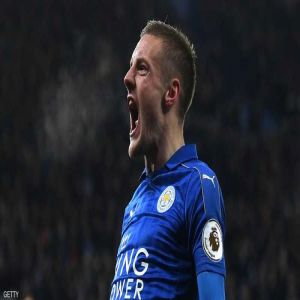 بصافرة المباراة.. جيمي فاردي ينقذ حكما بالبريميرليغ