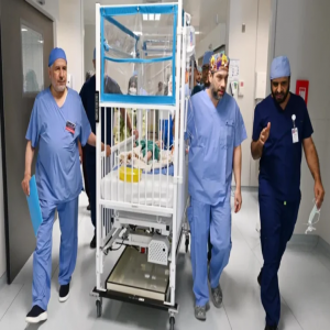إنفاذًا لتوجيهات خادم الحرمين الشريفين وسمو ولي العهد.. بدء عملية فصل التوأم الطفيلي المصري محمد عبدالرحمن جمعة