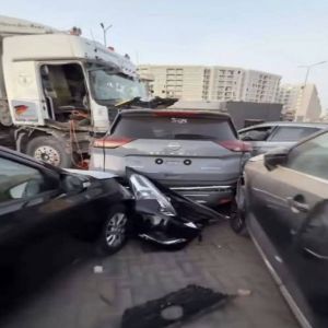 شاحنة تدمر معرض سيارات بأكمله وخسائر بالملايين في القاهرة