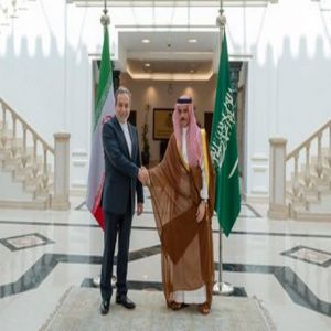 وزير الخارجية يستعرض العلاقات الثنائية مع نظيره الإيراني