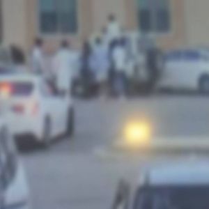 «المرور» يكشف أسباب تجمع أشخاص حول مركبة أمنية بالقصيم