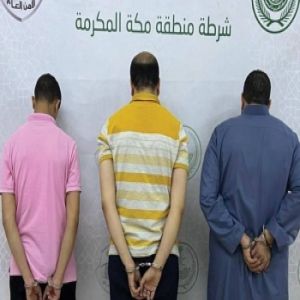 دوريات الأمن بالعاصمة المقدسة تقبض على 3 وافدين لارتكابهم عمليات نصب واحتيال بالترويج لحملات حج وهمية وبيع أساور حج مزورة