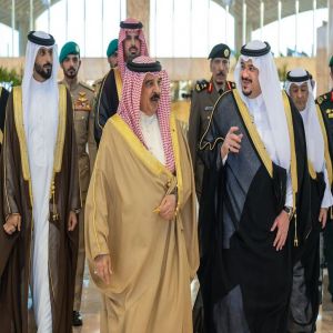 ملك البحرين يصل الرياض للمشاركة في القمة الخليجية الأمريكية