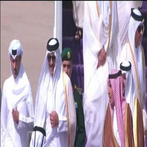 وصول أمير قطر إلى الرياض للمشاركة في القمة الخليجية الأمريكية