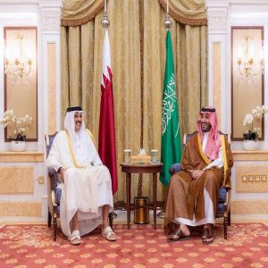 ولي العهد يلتقي أمير قطر ويستعرض معه العلاقات الثنائية وفرص تعزيزها