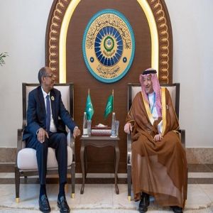 نائب وزير الخارجية يستعرض سبل تعزيز العلاقات مع رئيس مفوضية الاتحاد الأفريقي