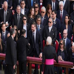 بأجواء عادية.. زيلينسكي يلتقي نائب الرئيس الأمريكي في الفاتيكان