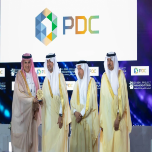 وزير البلديات والإسكان يكرِّم شركة كهرباء السعودية لتطوير المشاريع بصفتها راعيًا مؤسسًا في المنتدى العالمي لإدارة المشاريع