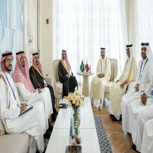 وزير الصناعة يبحث تعزيز التعاون مع نظيره القطري