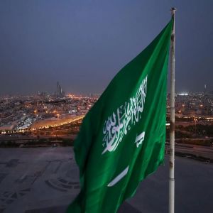 علم المملكة بالدرعية يعتلي أطول سارية في الرياض ليُجسد رمزًا وطنيًّا وجاذبًا سياحيًّا