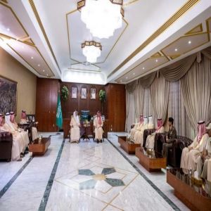الأمير عبدالعزيز بن سعود يلتقي نائب أمير منطقة مكة المكرمة وأعضاء اللجنة الدائمة للحج والعمرة بإمارة المنطقة