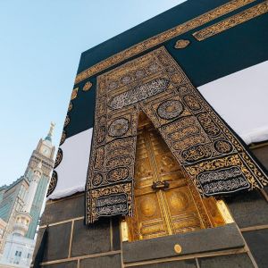 رفع كسوة الكعبة.. تقليد سنوي يسبق الاستعداد لموسم الحج