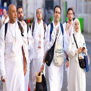 حُجاج بيت الله الحرام يتوافدون إلى مشعر منى لقضاء يوم التروية
