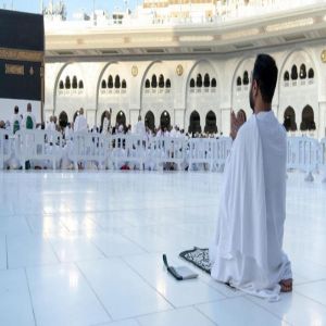 "وِرث" تستقبل ضيوف الرحمن بهدايا من فنون السعودية