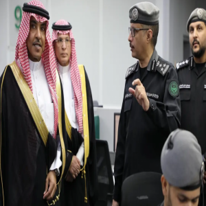 وزير الإعلام يزور مركز العمليات الأمنية الموحدة (911) بمنطقة مكة المكرمة
