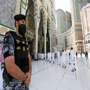 ضبط 60 وافدًا من حاملي تأشيرات الزيارة أثناء محاولتهم التسلل عبر أحد الطرق المؤدية إلى مكة