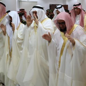 أمير منطقة نجران يؤدي صلاة عيد الأضحى