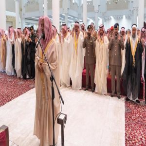 محافظ الدرعية يؤدي صلاة عيد الأضحى