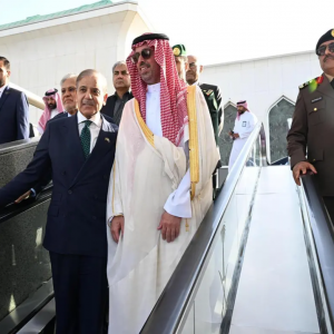رئيس وزراء باكستان يغادر جدة