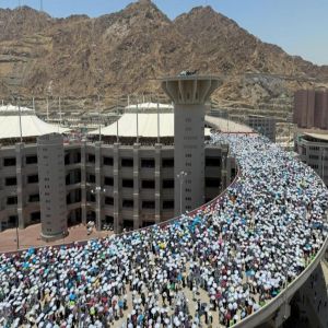 حُجّاج بيت الله الحرام يرمون الجمرات الثلاث في ثاني أيام التشريق