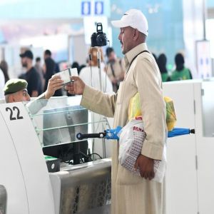 الجوازات تنهي إجراءات مغادرة أولى رحلات ضيوف الرحمن بعد أدائهم مناسك الحج عبر مطار الأمير محمد بن عبدالعزيز بالمدينة المنورة