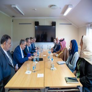 وزير الخارجية ونظيره الإيراني يناقشان المستجدات الإقليمية والدولية