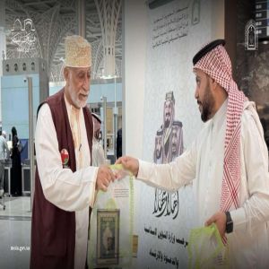 الشؤون الإسلامية توزع هدية خادم الحرمين الشريفين من المصاحف على الحجاج المغادرين عبر مطار المدينة