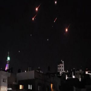 إيران تطلق دفعة صاروخية جديدة على إسرائيل.. وتحذيرات متبادلة بالإخلاء