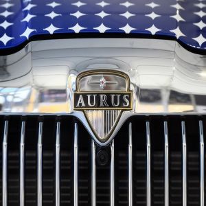 "Aurus" الروسية تكشف عن نسخ مميزة من سياراتها في بطرسبورغ