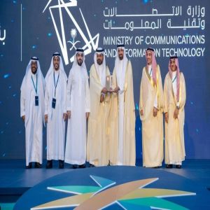 وزير الموارد البشرية والتنمية الاجتماعية يسلّم 9 جهات حكومية جائزة الارتباط الوظيفي لعام 2024