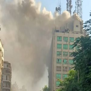 اندلاع حريق أعلى مبنى سنترال مركزي وسط القاهرة