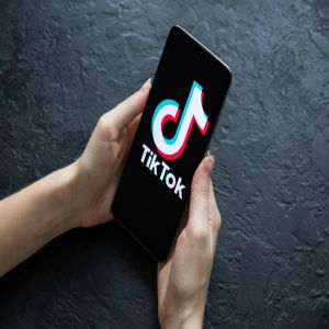 «تيك توك»: إصدار خاص للأمريكيين قبل البيع