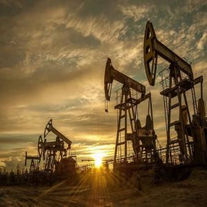 انخفاض العقود الآجلة لخام برنت إلى 69.37 دولارًا للبرميل