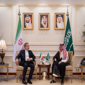 وزير الخارجية يبحث آخر التطورات في المنطقة مع نظيره الإيراني