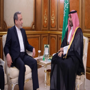 سمو ولي العهد يلتقي وزير الخارجية الإيراني