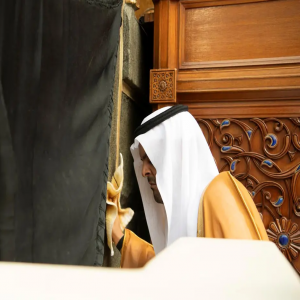 نيابة عن خادم الحرمين الشريفين.. نائب أمير منطقة مكة المكرمة يتشرف بغسل الكعبة المشرفة