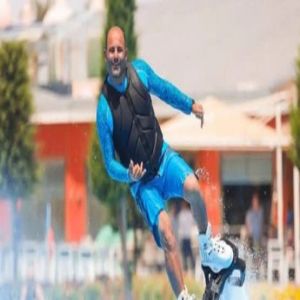 اختل توازنه أثناء حركة استعراضية.. وفاة لاعب "فلاي بورد" في الغردقة