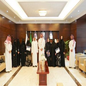مدير عام فرع "وزارة الموارد البشرية والتنمية الاجتماعية "بمنطقة مكة المكرمة يكرّم الطالبات الموهوبات من الأيتام  لتحقيقهن مراتب الشرف الأول