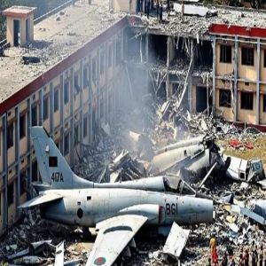 19 قتيلًا و100 مصاب في حادث اصطدام طائرة عسكرية بمدرسة في دكا