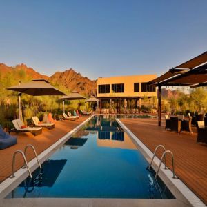 "كيرتن هوسبيتاليتي" تطلق عروض إقامة صيفية مميزة في العلا