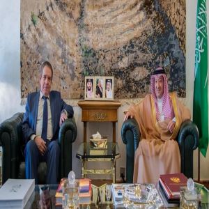 وزير الخارجية يتلقى رسالة من نظيره الروسي تتعلق بدعم العلاقات الثنائية