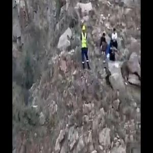 الدفاع المدني بمحافظة الطائف ينقذ 4 أشخاص احتجزوا في مرتفع جبلي بحي الهدا