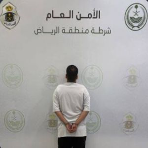 شرطة الرياض تقبض على شخص لاعتدائه على آخر في محل تجاري