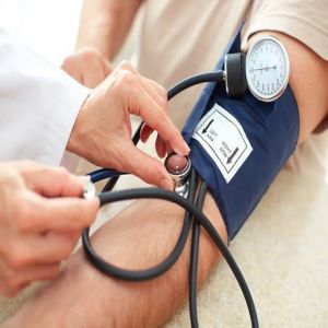 5 عادات بسيطة قبل النوم لضبط ضغط الدم