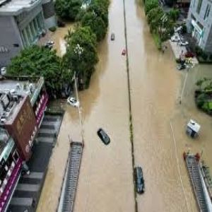 بكين في حالة تأهب قصوى وتحذر من خطر السيول والانهيارات الأرضية