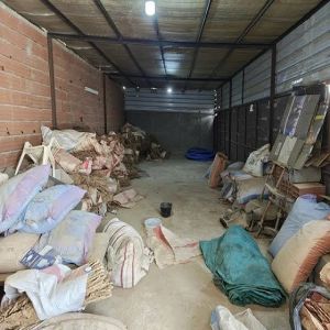 أمانة جدة تضبط موقعًا عشوائيًا لتصنيع التبغ وتُتلف قرابة 13 طناً من المضبوطات