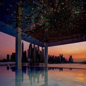 مشروبات غروب الشمس الحارة في نادي بوهيميا بيتش فايف نخلة جميرا