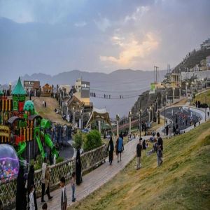 الطبيعة تنبض جمالًا في الباحة.. أجواء ماطرة ومتنزهات عامرة بالمصطافين